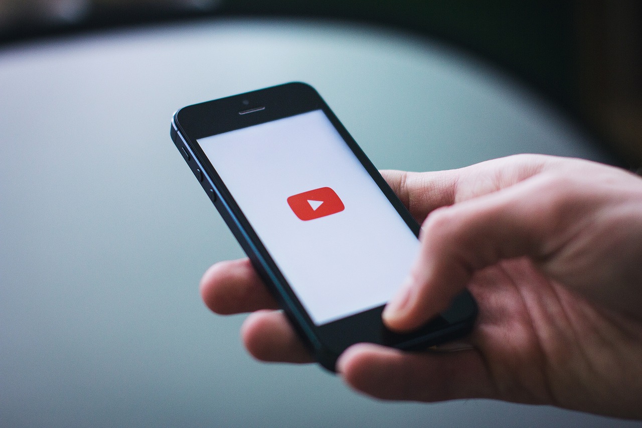 Smartphone mit Youtube-Symbol